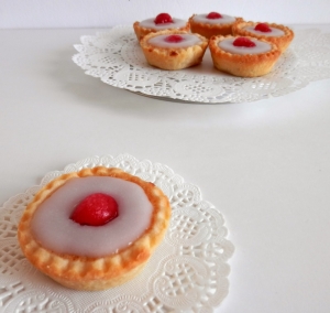 Mandlovo-třešňové koláčky - Cherry Bakewell tarts