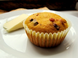 Dýňové muffiny s karamelizovanou slaninou, cibulí a muškátovým oříškem